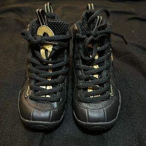 Little Kid Nike Air Foamposites Black and Metallic size 11C like new